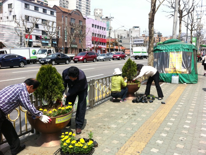 [사진]2012-4월 상도역 꽃길가꾸기 007.jpg