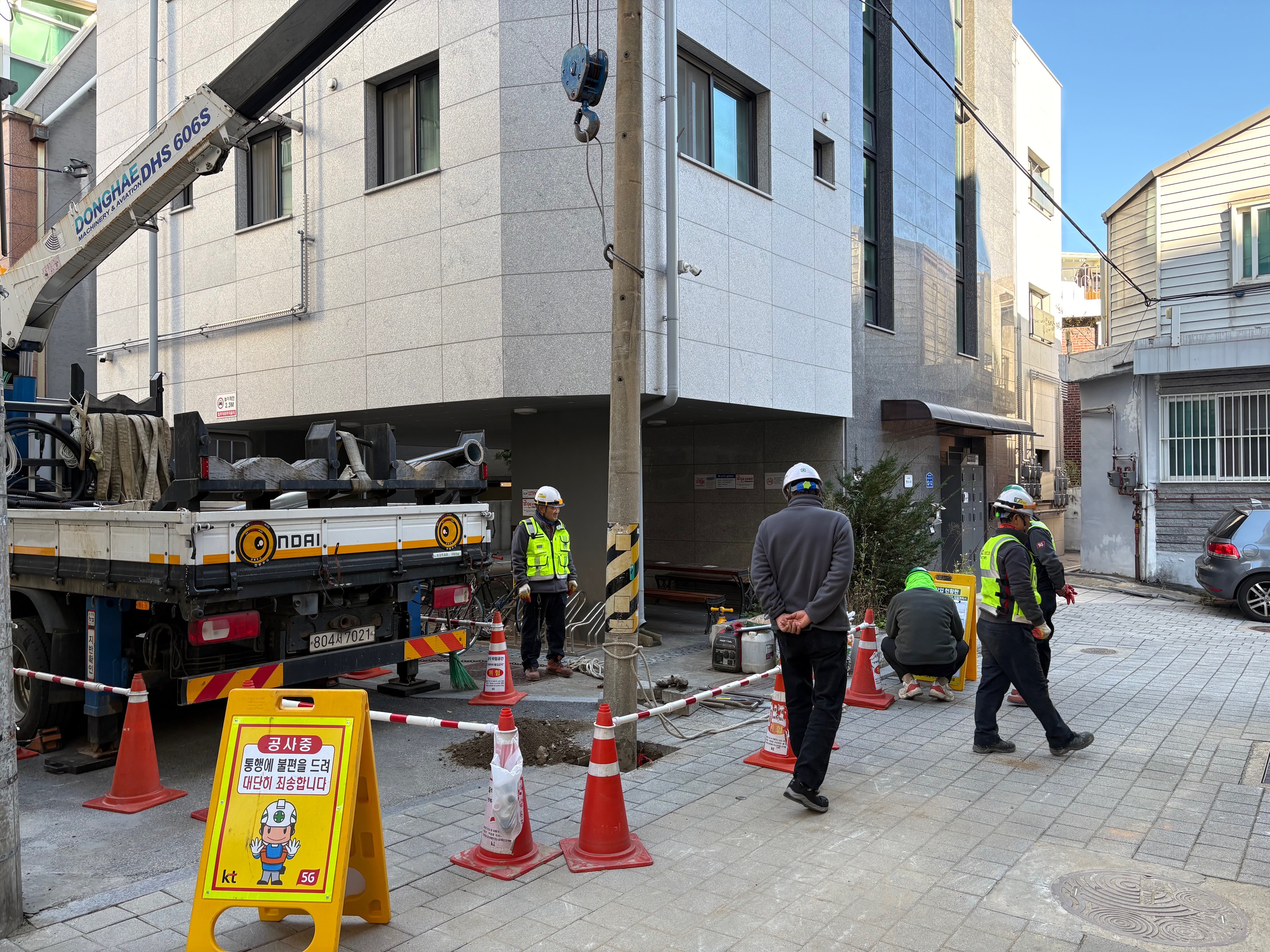 통행불편 전신주 이설 공사